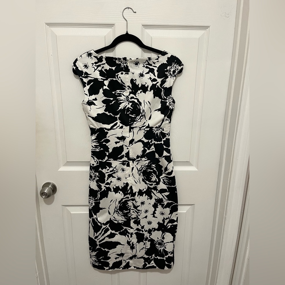 Lauren Ralph Lauren Black and White Floral Print Ruched Sheath Dress Size 8 - Picture 2 of 10